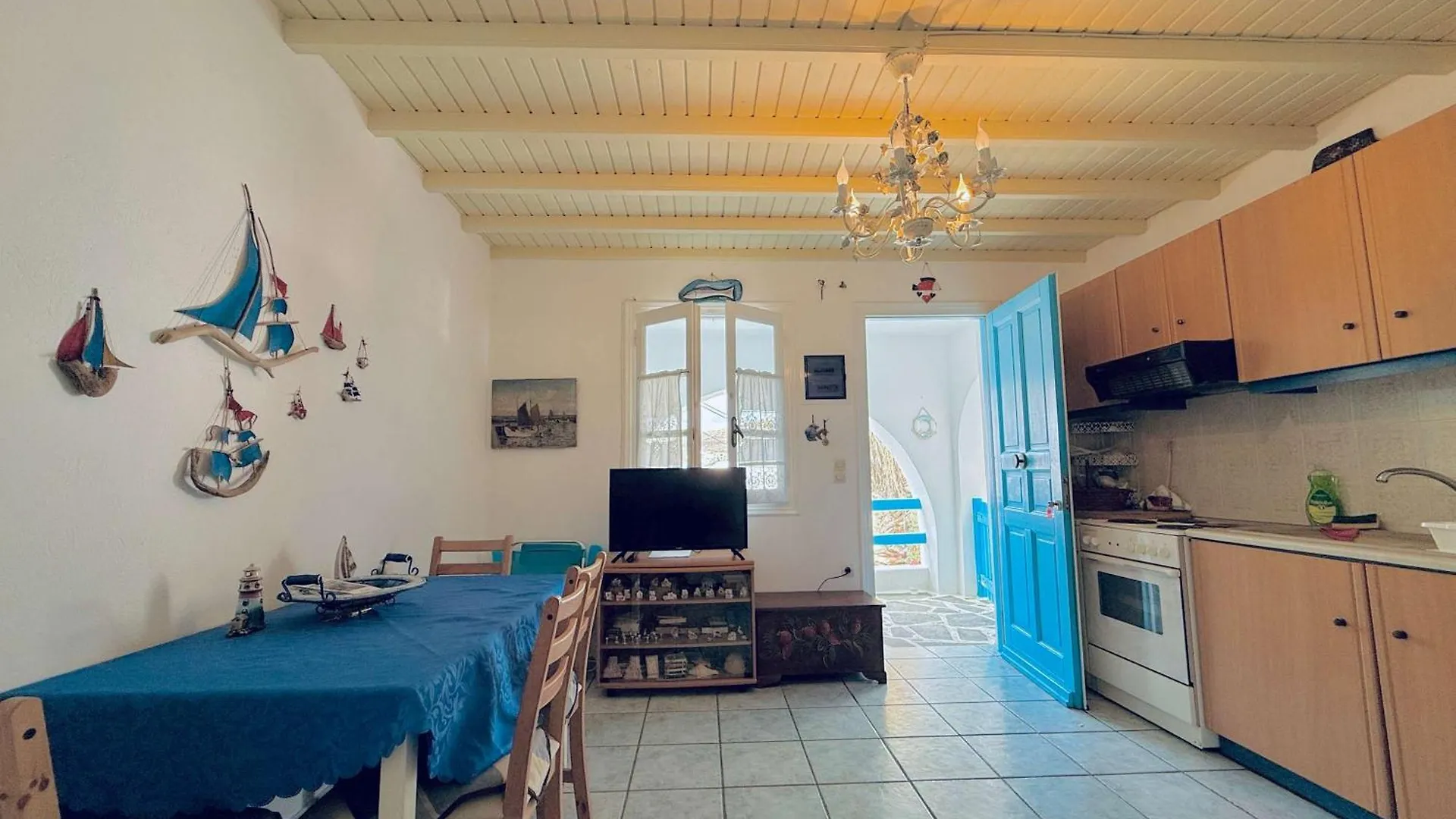 Stylish 2 Bd Escape Apt With Patio At Ornos Beach Griekenland