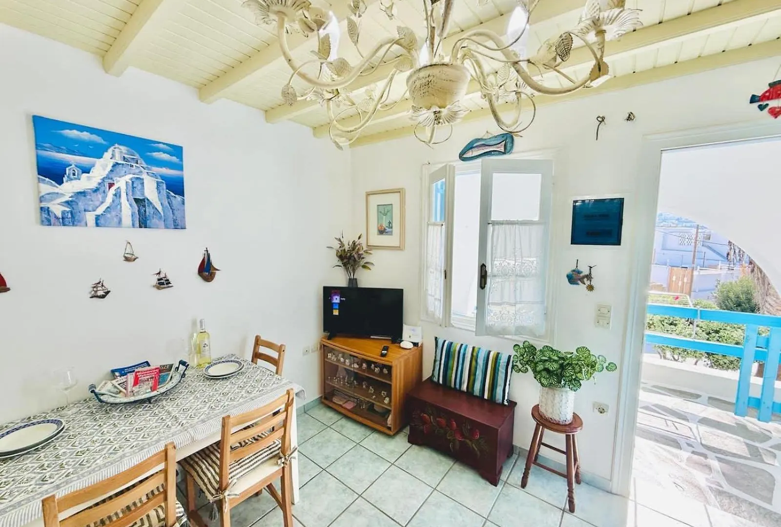 Stylish 2 Bd Escape Apt With Patio At Ornos Beach Griekenland