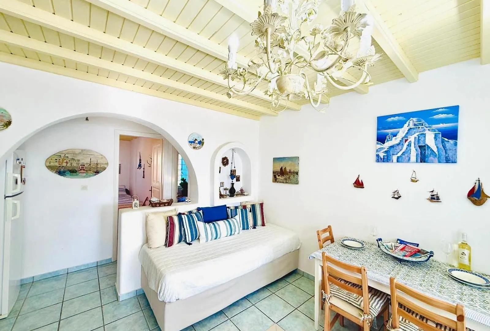 Stylish 2 Bd Escape Apt With Patio At Ornos Beach Grekland