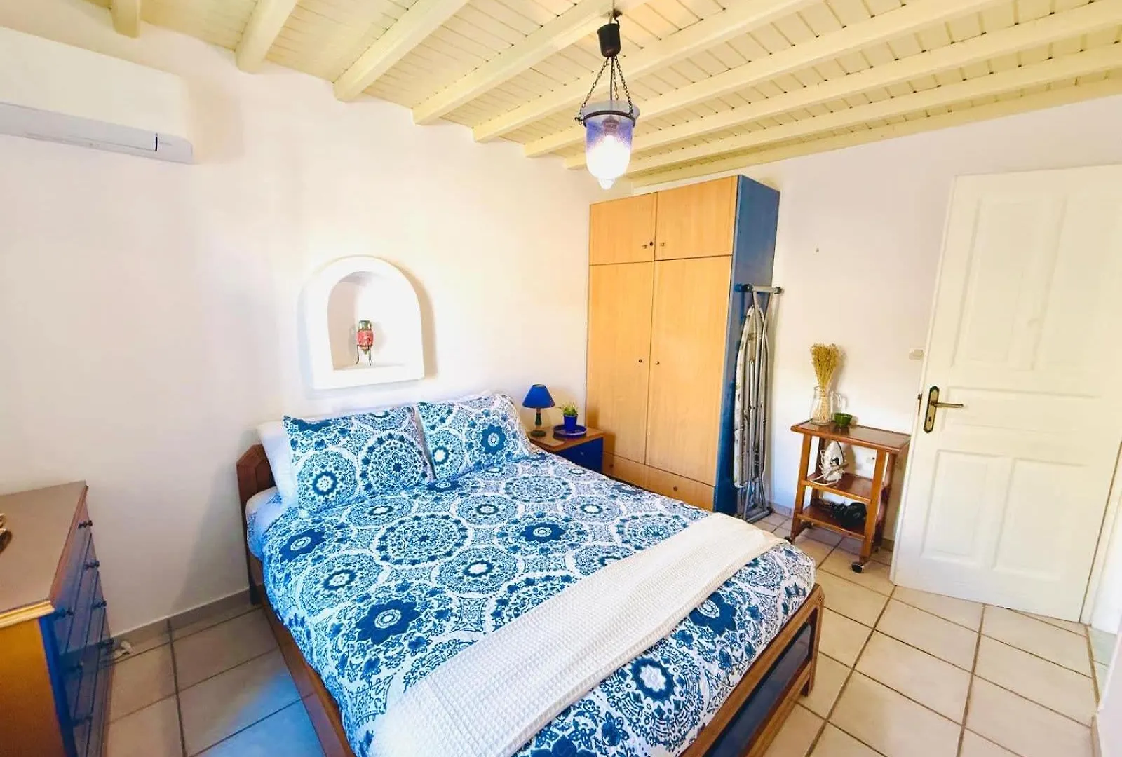 Stylish 2 Bd Escape Apt With Patio At Ornos Beach Grekland